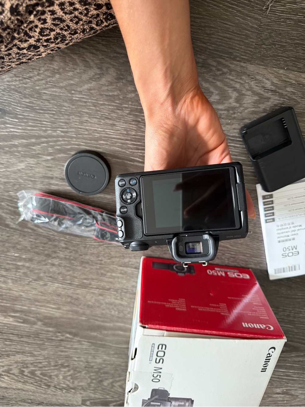 Canon EOS m50 Camera with Interchangeable Lens - Picture 9 of 16